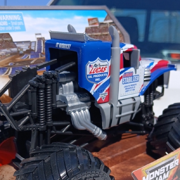 Lucas Oil Stabilizer Monster Jam 1/24 Truck - Picture 2 of 4